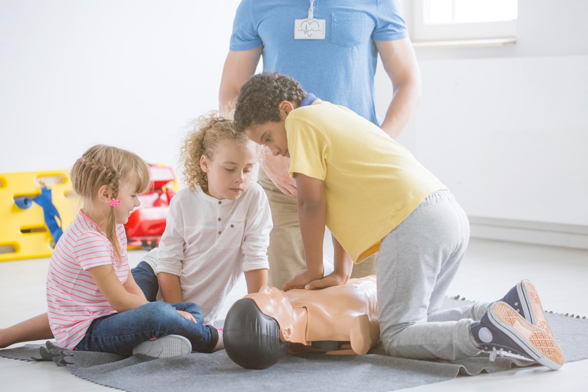 Involve the students in first aid briefing
